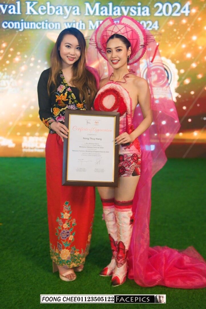 Nong Thuy Hang ngoi ghe giam khao Hoa hau Kebaya Malaysia 4