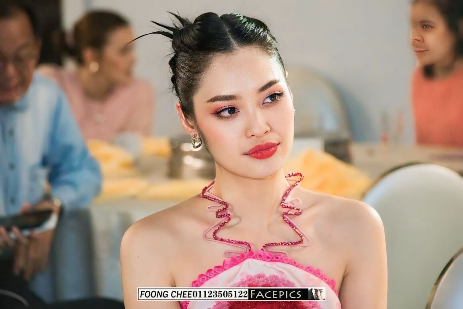 Nong Thuy Hang ngoi ghe giam khao Hoa hau Kebaya Malaysia