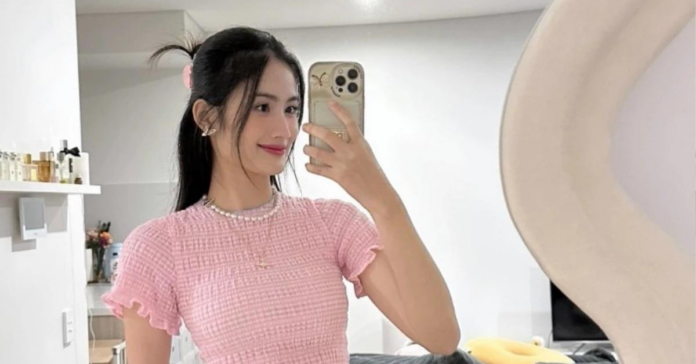 Ý Nhi khoe eo con kiến cùng túi hiệu triệu đông