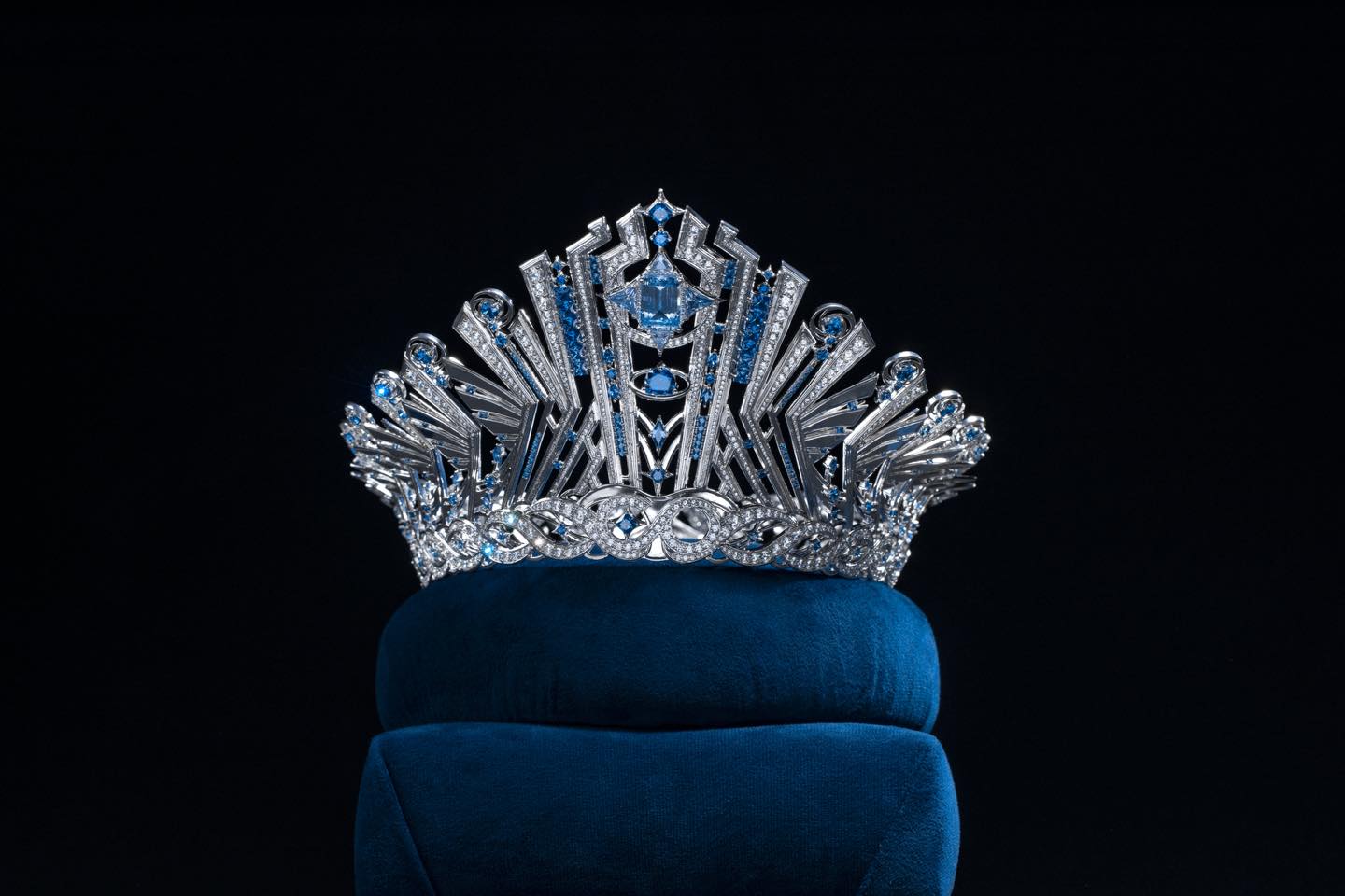 Chính thức công bố vương miện dành cho Tân Hoa hậu Miss Cosmo 2024 “IMPACTFUL CROWN” 5 462032428 571059195256835 5564746698437392512 n