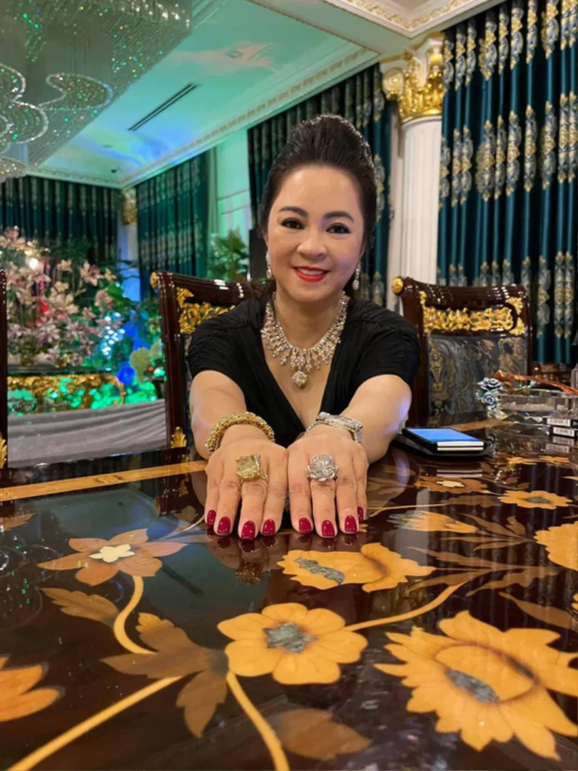 Choáng ngợp trước bộ sưu tập kim cương tỷ đô của nữ doanh nhân Nguyễn Phương Hằng 8 phương hằng