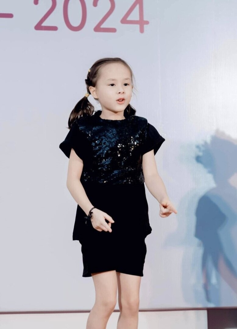 con gai lai tay cuc xinh nha lan phuong tranh ong kinh vi khong thich chup anh co ro tron trong noi 99 5 n 1733736129 728 width780height1084