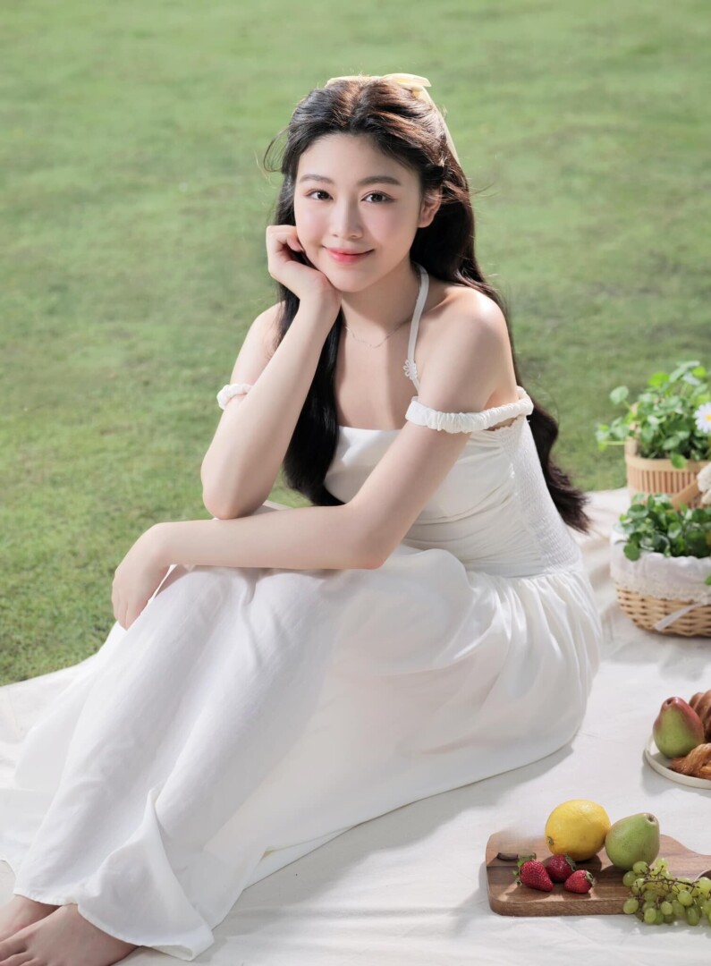 lo lem nha mc quyen linh mac e ap khoe dang ngoc nga thieu nu 18 tuoi nhan sac no ro ce0cc b9b1 2 8b03 b1f59d 1729802187 993 width1508height2048