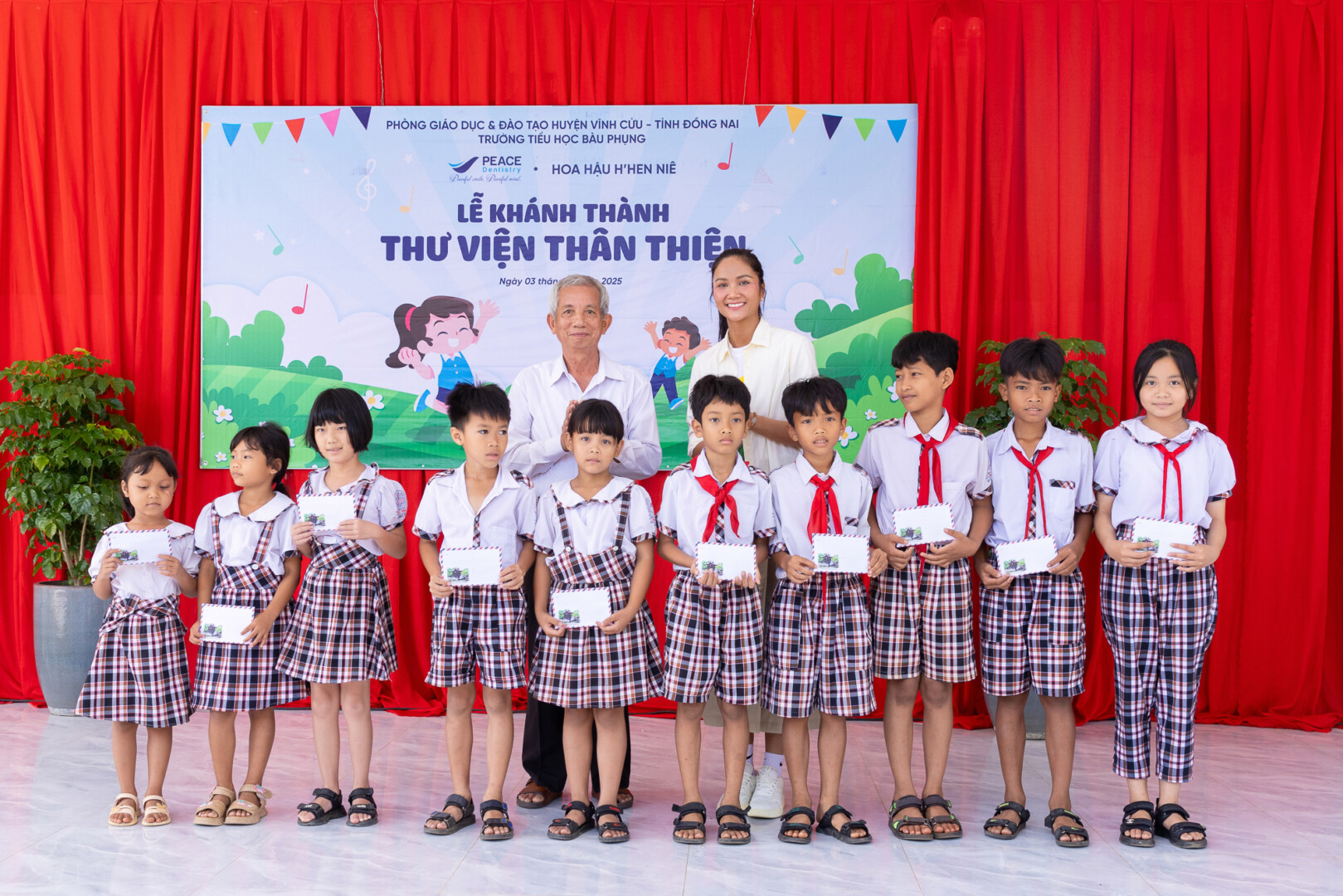 HHen Nie Khanh thanh thu vien than thien tai Dong Nai116