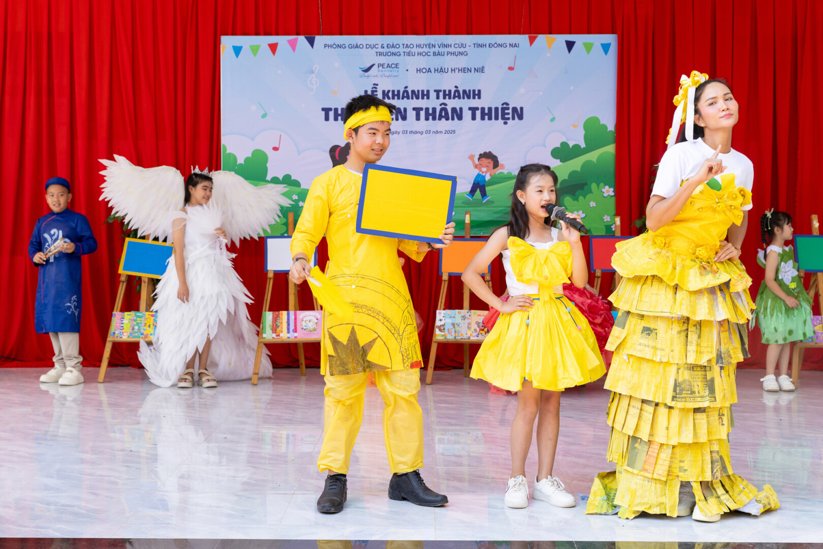 HHen Nie Khanh thanh thu vien than thien tai Dong Nai137