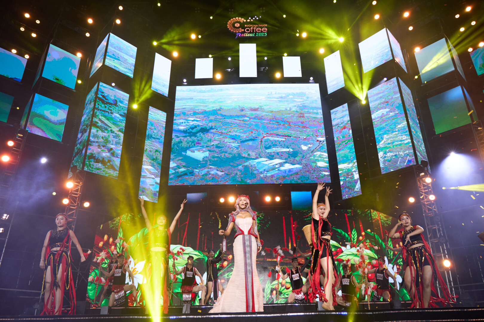 Hoa hau HHen Nie Visual Le hoi Anh Sang32