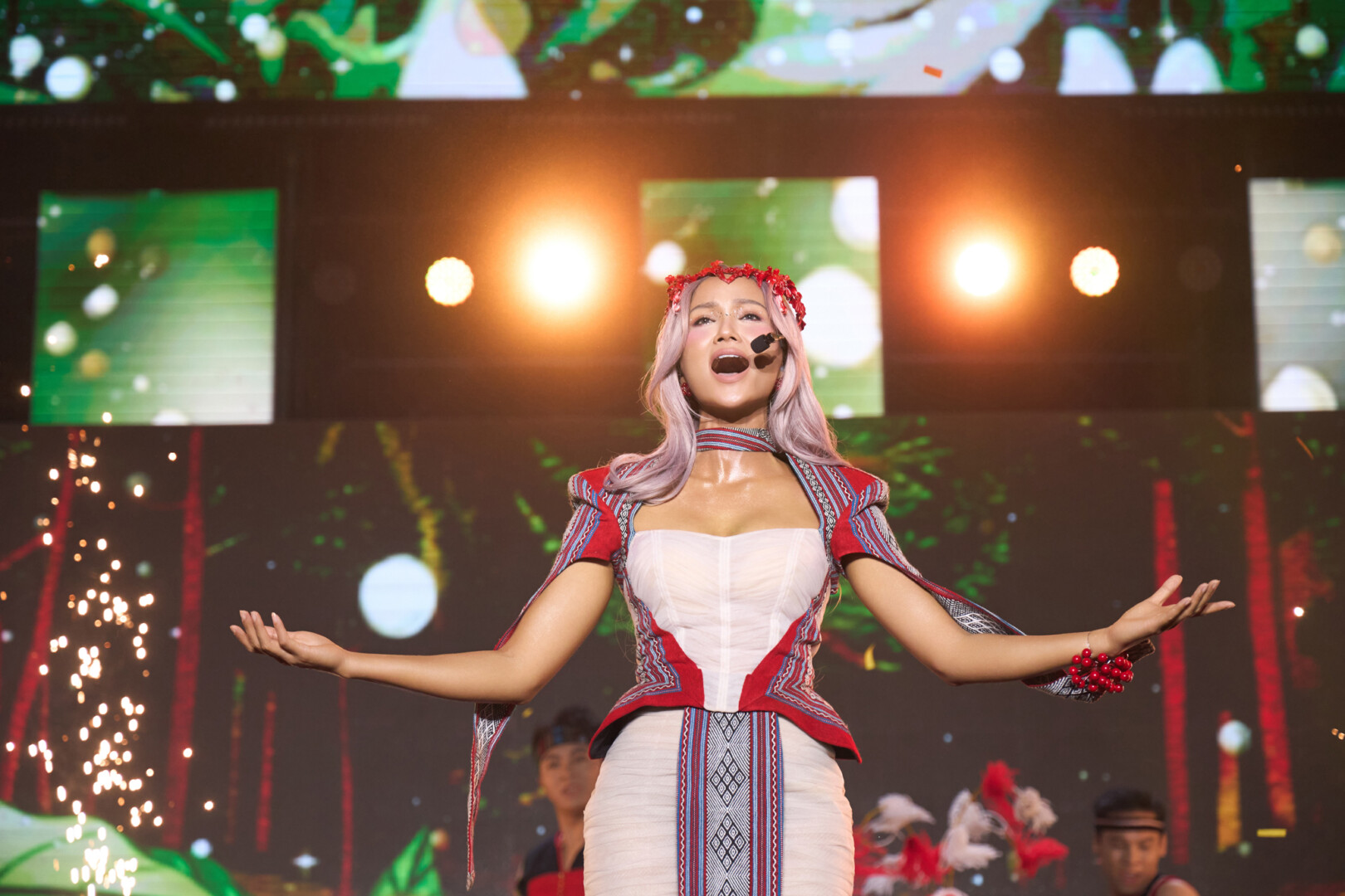 Hoa hau HHen Nie Visual Le hoi Anh Sang38