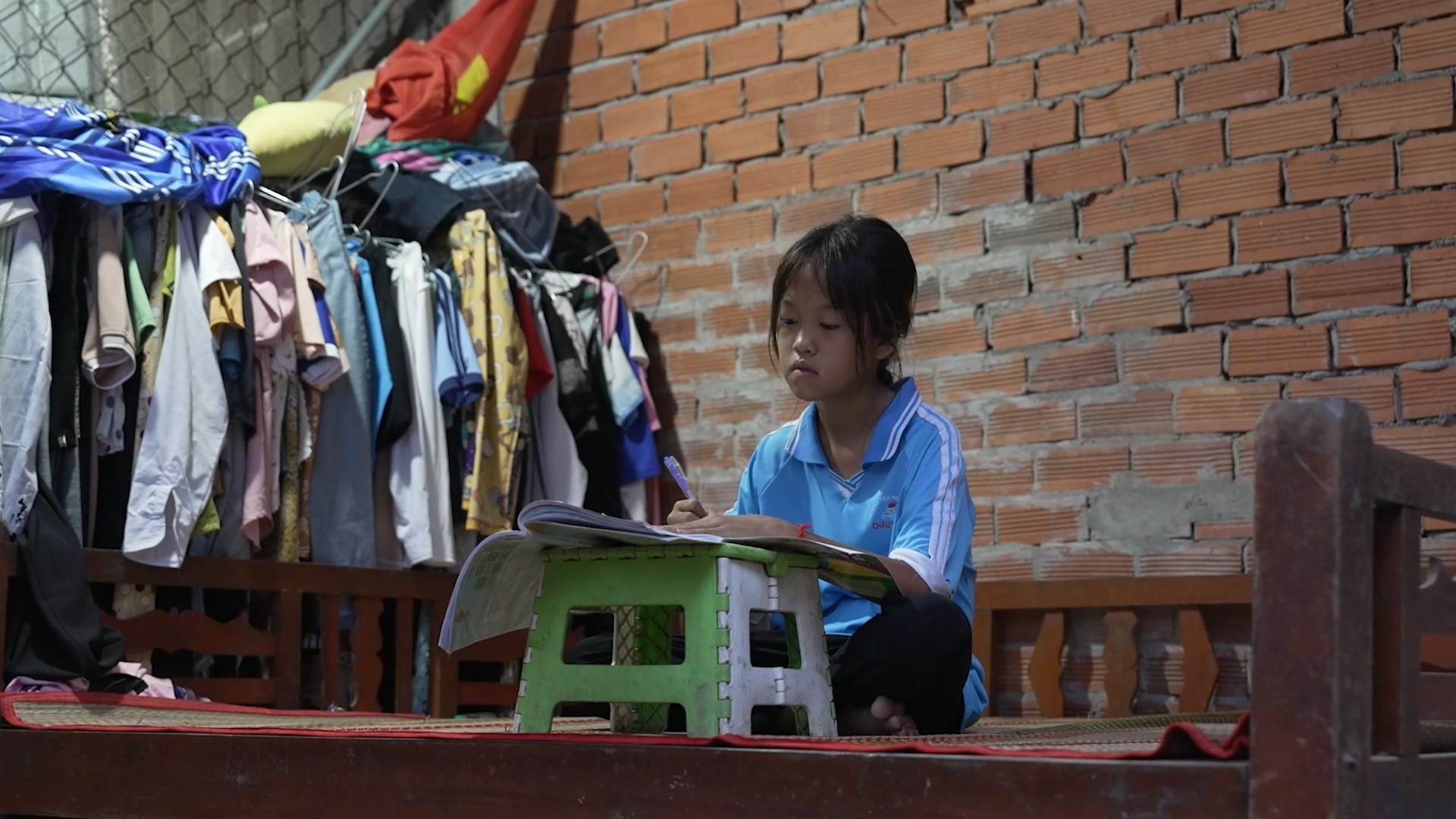 1 NGUYEN HOANG THUY 2