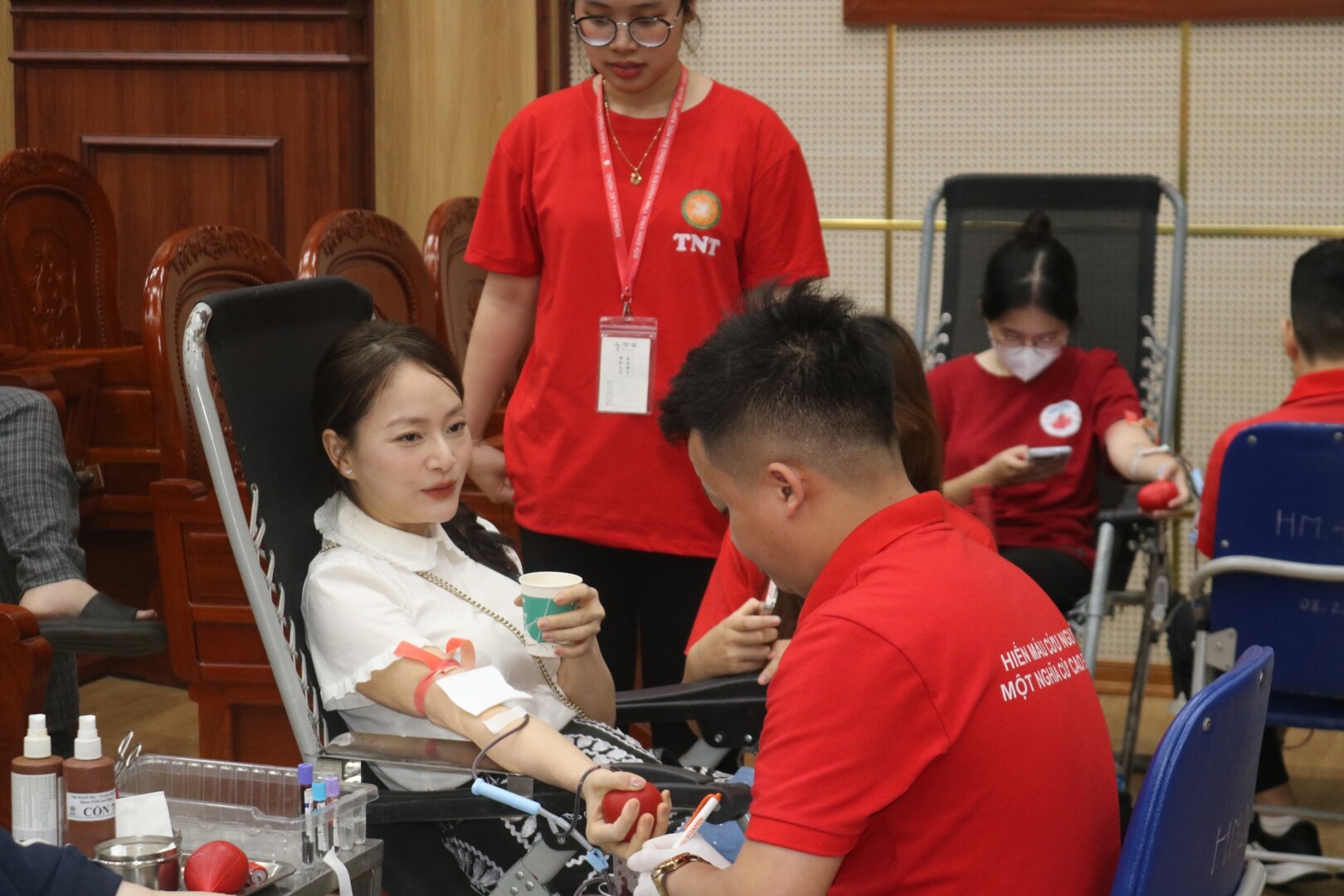 "Dòng Máu Lạc Hồng" Đại học Kinh tế Quốc dân 2025: Trao Giọt Máu, Gửi Trọn Tấm Lòng 6 8