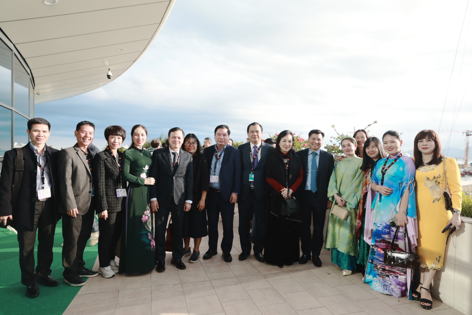 Cac Nha san xuat dien vien. Viet tham du LHP Cannes
