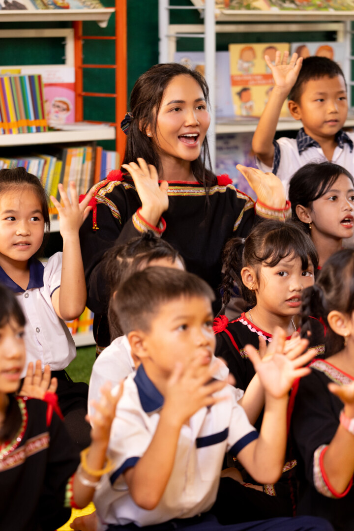 H’Hen Niê mang tất cả kỷ niệm thân thương vào trong MV mới 2 H’Hen Niê