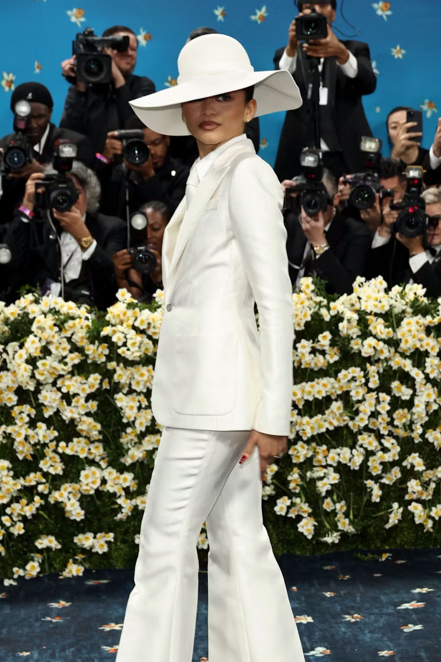 The Reigning Looks of the Met Gala 2025: A Celebration of "Tailored for You" 4 zendaya va rihanna hai nu hoang dinh nghia lai black style tai met gala 2025