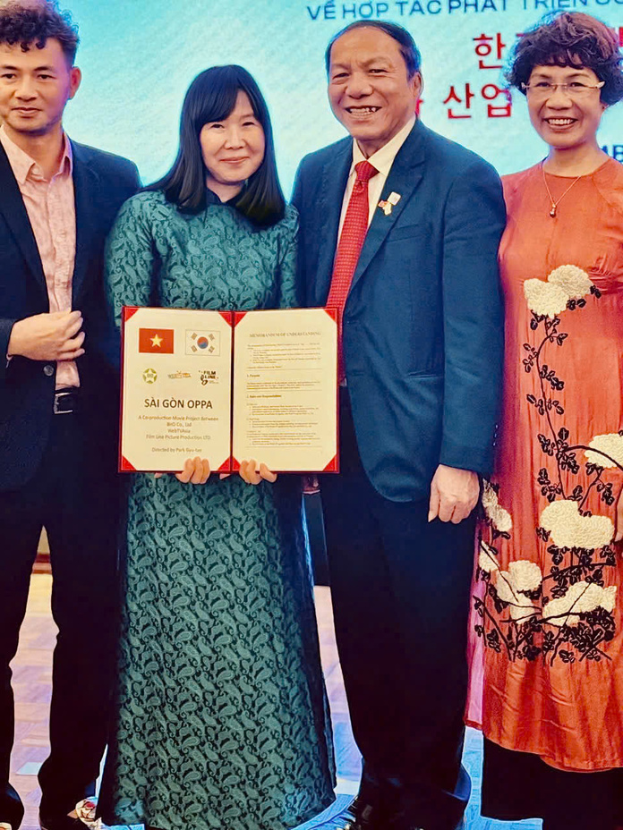 Bo Truong Bo VH TT DL Nguyen Van Hung cung nha san xuat Ba Ngo Bich Hanh Cuc truong cuc Nghe thuat bieu Dien Nghe si Xuan Bac va Ba Thu Phuong vien truong vien Van Hoa NT TT D
