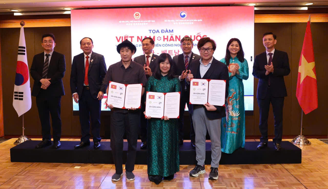Ky ket thoa thuan hop tac san xuat bo phim Sai Gon Oppa cua dao dien Park Gyu Tae dao dien Bong Dung Trung So giua nha san xuat Film Line Han Quoc BHD Viet Nam va Web TV Asia voi su chung kien cua Pho Thu