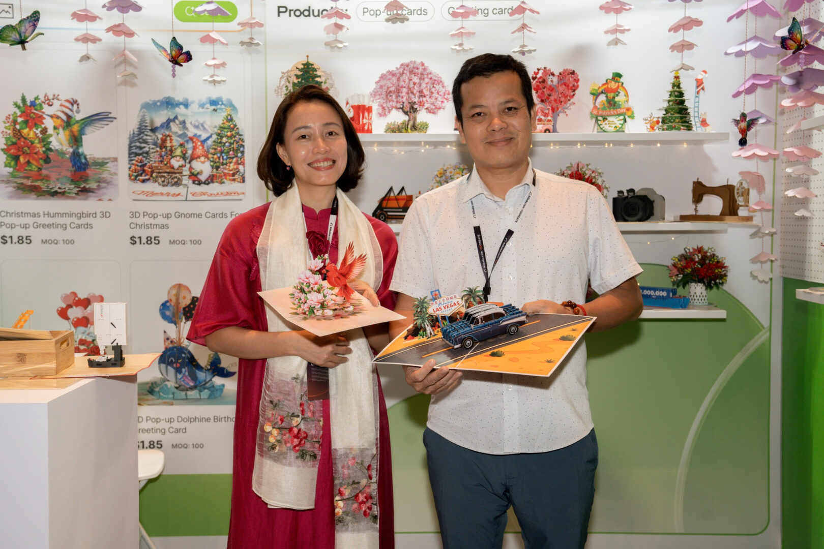 HMG Popup Paper gioi thieu cac mau thiep 3D pop up den khach tham quan