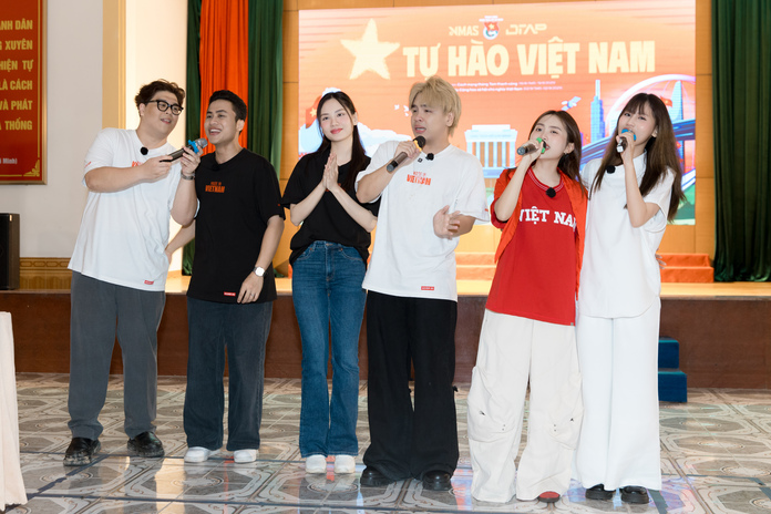 Tham va giao luu bieu dien voi cac thuong benh binh