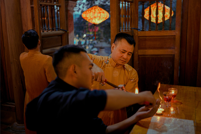 NSND Tu Long mang huong Tram rieng tu Ha noi chuan bi cho Le Dang huong cac dang tien nhan Tai Ninh Binh truoc khi bam may bo phim Huyen Su Ho Linh Trang Si Bi An Mo Vua Dinh
