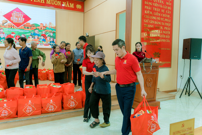 Nguoi dan xa Cam Hong Quang Tri nhan nhung phan qua mang thong diep Chung vi Tet Viet tu SABECO