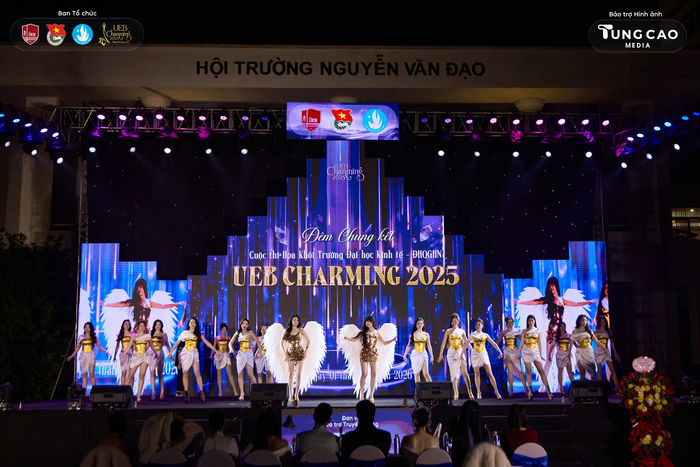 Khong khi bung no Dem Chung ket UEB Charming 2025