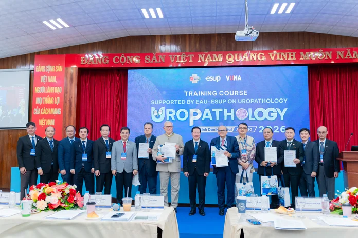 Global Standards, Better Care: Binh Dan Hospital Upgrades Urological Cancer Diagnostic Quality 5 Ban giam doc Benh vien Binh Dan chup hinh cung cac giao su