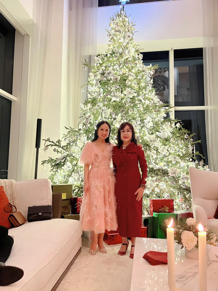 Ca si Ha Phuong va ba bau Thuy Uyen chup trong mot ki nghi le