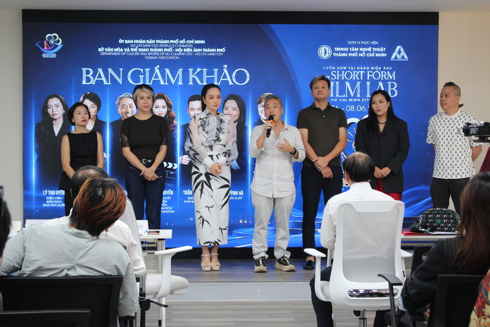 HCMC Short Form Film Lab 2026: Chắp cánh cho những giấc mơ điện ảnh trẻ 2 Dao dien Nguyen Quang Dung dai dien Ban Giam khao phat bieu trong buoi thuyet trinh du an
