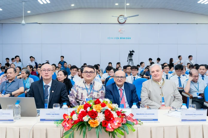 PGS TS BS Nguyễn Phúc Cẩm Hoàng (BV Bình Dân) và các giáo sư nước ngoài