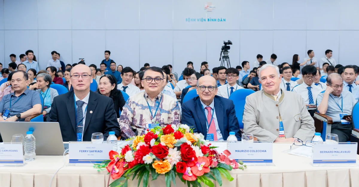 PGS TS BS Nguyễn Phúc Cẩm Hoàng (BV Bình Dân) và các giáo sư nước ngoài